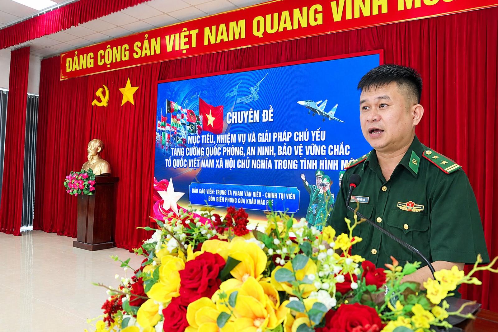 Trung tá Phạm Văn Hiếu, Chính trị viên Đồn Biên phòng Cửa khẩu Đắk Ruê báo cáo viên, trao đổi chuyên đề tại Hội nghị